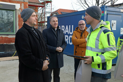 Das Bauteam überreichte den Gleichenspruch an SOWO-Projektleiter Bmstr. Ing, Stefan Maurovits im Beisein von Landesrat Dr. Leonhard Schneemann und Bürgermeister Werner Huf.