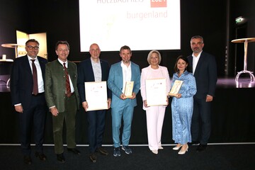 Baulandesrat Mag. Heinrich Dorner mit den Vertretern der Stadtgemeinde Mattersburg und den verantwortlichen Gewerken, die für den Kindergarten Hochstraße mit einer Anerkennung ausgezeichnet wurden.