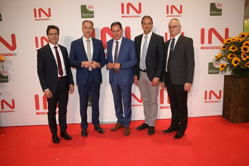 Spar-Vorstand Mag. Markus Kaser, Landesrat Dr. Leonhard Schneemann, Interspar-Regionaldirektor Karl Flock, Mag. Karl Holzleitner (Spar) und Interspar-Geschäftsleiter Peter Birkenau (v.l.) am neuen Standort von Interspar in Oberwart.
