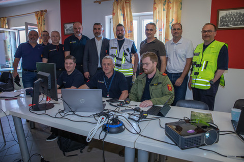 Landesrat und Feuerwehrreferent Heinrich Dorner informierte sich gemeinsam mit Landesfeuerwehrkommandant Franz Kropf, Bezirksfeuerwehrkommandant Wolfgang Kinelly, Bezirkshauptmann Peter Bubik, sich in der Einsatzleitung über die Lage