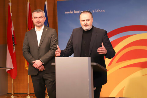 Landeshauptmann Hans Peter Doskozil (im Bild rechts) und Landesrat Mag. Heinrich Dorner bei der Pressekonferenz.