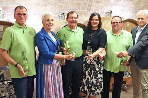 LRin Astrid Eisenkopf mit „Mein Welschriesling“-Partnern: v.l.: Albert Unger, Kellermeister in der Weinbauschule Eisenstadt, LWFS-Direktorin Eva Ackerl, Projekt-Initiator Franz Ackerl, LRin Astrid Eisenkopf, „Mein Welschriesling“-Produzent Jürgen Zechmeister, Kleinhöflein, Dir. DI Martin Burjan, Bundesamt für Weinbau