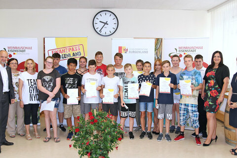Finanzpässe für Schüler vergeben