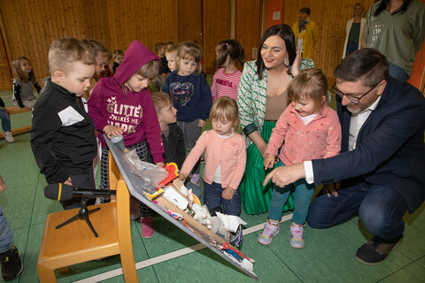 Landeshauptmann-Stellvertreterin Mag.a Astrid Eisenkopf und Bürgermeister Jürgen Karall im Naturparkkindergarten Markt St. Martin