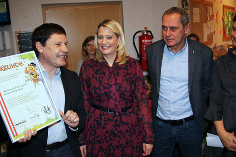 Günter Schmidt, Bürgermeister Marktgemeinde Rohrbach, Landesrätin Mag.a (FH) Daniela Winkler, Franz Handler, Geschäftsführer des Verbandes der Naturparke Österreichs, Ulrike Schmidt, Leiterin Kindergarten Marktgemeinde Rohrbach, und Bürgermeister Kurt Fischer, Obmann Naturpark Rosalia-Kogelberg, mit Kindern des „Naturpark-Kindergartens“ der Marktgemeinde Rohrbach bei Mattersburg
