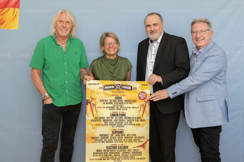 Das Nova Rock Festival 2025 ist startklar (v.l.) Ewald Tatar, Neusiedls Bezirkshauptfrau Mag.a Ulrike Zschech, Landeshauptmann Mag. Hans Peter Doskozil, Nickelsdorfs Bürgermeister Ing. Gerhard Zapfl.