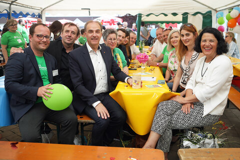 SOS Kinderdorf-Leiter Mag. Marek Zeliska, Nationalrat Mag. Christian Drobits, Landesrat Dr. Leonhard Schneemann, Grünen-Klubobfrau Mag.a Regina Petrik, Landtagsabgeordnete, 1. Vizebürgermeisterin Dipl. Päd. DI Carina Laschober-Luif und Andrea Gotweiss, MSc (v.l.).