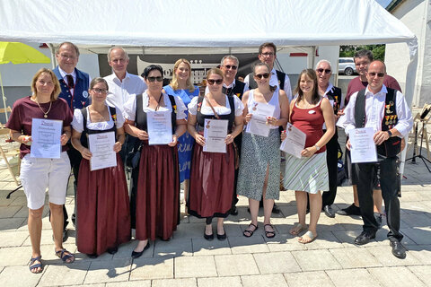 Die stolzen geehrten MV-Mitglieder des MV Winden am See
