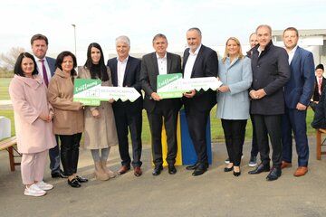 Landeshauptmann Hans Peter Doskozil bei der symbolischen Schlüsselübergabe mit Bildungslandesrätin Daniela Winkler, Landesrat Leonhard Schneemann und den verantwortlichen Bürgermeistern und Pädagoginnen.