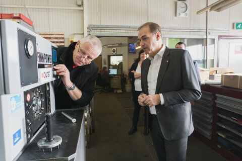 Landesrat Dr. Leonhard Schneemann (rechts im Bild) auf Betriebsbesuch bei der Firma Dunst Hydraulik & Ladetechnik in Grafenschachen.