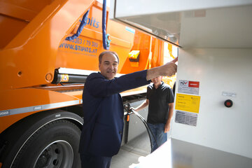 Landesrat Dr. Leonhard Schneemann besichtigte die Betankung des 20. Biogas LKWs.