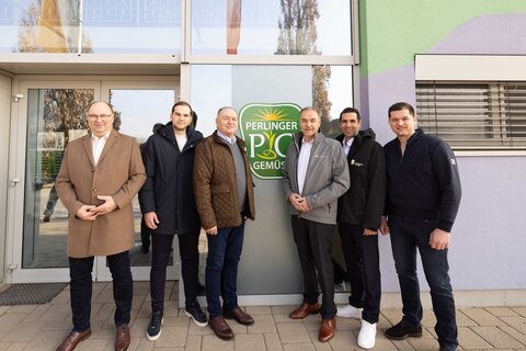 Landesrat Dr. Leonhard Schneemann wies gemeinsam mit Gesellschafter Werner Perlinger, Bürgermeister Ernst Oroszlan und Burgenland Energie CEO Stephan Sharma auf die Bedeutung des Projekts für die Region, den Wirtschaftsstandort und die Energiewende hin.