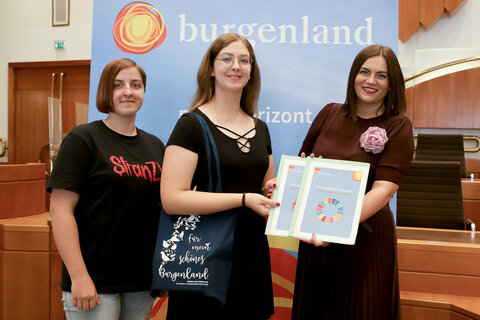 Landeshauptmann-Stellvertreterin Astrid Eisenkopf mit Claudia Semmler und Andrea Stranzl von der HBLA Oberwart