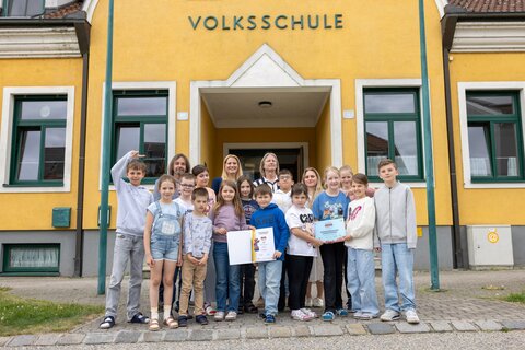 Bildungslandesrätin Daniela Winkler mit den Schülerinnen, Schülern, Lehrerinnen und Lehrern bei der Übergabe des Lesegütesiegels.