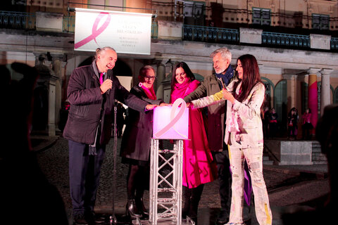 Gerhard Krammer, Rektor der Joseph Haydn Privathochschule und Moderator des Abends, Andrea Pfneiszl von der Selbsthilfegruppe „Im Heute leben“, Landeshauptmann-Stellvertreterin Astrid Eisenkopf, Estée-Lauder-Geschäftsführer Siegfried Maurer und Sängerin Monika Ballwein entfachten das „Rosa Licht der Hoffnung“ vor Schloss Esterházy.