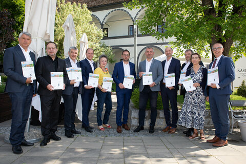 Landesrat Mag. Heinrich Dorner mit den Mitgliedern der Projektsteuerungsgruppe (v.l.): Bgm. Vinzenz Knor (Güssing), Prof. Thomas Dillinger, TU Wien, 2. LT-Präsident Bgm. Walter Temmel (Bildein), Bgm. Fabio Halb (Mühlgraben), Bgm.in Renate Habetler (Bernstein), Bürgermeister Jürgen Dolesch (Stegersbach), Landesrat Mag. Heinrich Dorner, Mag. Peter Zinggl, Hauptreferat Landesplanung, Bürgermeister Franz Kazinota (Neustift bei Güssing), Mag.a Margit Nöhrer, GF Südburgenland Plus und Südburgenland-Manager Werner Unger