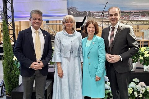 Feierliche Stimmung beim Jubiläum „100 Jahre Stadt Neusiedl am See“: Vertreterinnen und Vertreter aus Politik und Gesellschaft würdigten gemeinsam mit Markus Bohrer, Bürgermeisterin Elisabeth Böhm, Gemeinderätin Michaela Kogler-Bohrer und Landesrat Leonhard Schneemann die erfolgreiche Entwicklung der Stadt.