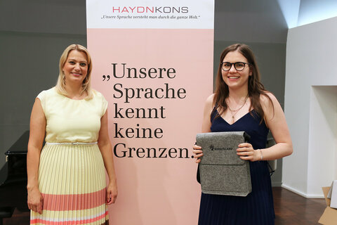 Landesrätin Mag.a (FH) Daniela Winkler mit der „prima la musica 2021“-Bundessiegerin auf der Flöte in der Altersgruppe IVplus, Hanna Gindl vom Institut Oberschützen/KUG Graz (Lehrer: Univ.Prof. Erwin Klambauer)