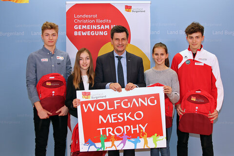 LR Christian Illedits gratulierte den GewinnerInnen der „Wolfgang Mesko Talente-Trophy“. V.l. Piet Pinter (Tennis), Anna Schmidl (Kickboxen), LR Christian Illedits, Kim Kühbauer (Tennis), David Vollmann (Triathlon).