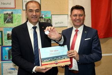 Bürgermeister Erich Trummer überreichte Landesrat Dr. Leonhard Schneemann die Ortschronik sowie einen "Neutaler".