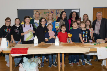 Petra Mayer (Koordinatorin der ÖKOLOG-Schulen im Burgenland), Bildungslandesrätin Daniela Winkler, Landeshauptmann-Stellvertreterin Astrid Eisenkopf, Vizebürgermeisterin Charlotte Toth-Kanyak (Direktorin der VS Eisenstadt), Sabine Pölzelbauer (ÖKOLOG-Koordinatorin in der VS Eisenstadt), Hermann Frühstück (Leiter der Naturschutzorgane Burgenland) und Kinder von ÖKOLOG-Schulen, die ihre Projekte