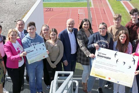 Bildungsdirektor Mag. Heinz Josef Zitz, Landesrätin Mag.a (FH) Daniela Winkler, Neusiedls Bürgermeisterin LAbg. Elisabeth Böhm, Landeshauptmann-Stellvertreterin Mag.a Astrid Eisenkopf, Mag. Hannes Nitzinger, Direktor der BHAK/BHAS Neusiedl, Initiatorin und Lehrerin Mag.a Susanne Schmidt und Mag.a Alexandra Laminger, Direktorin der Pannoneum Wirtschafts- und Tourismusschule präsentierten gemeinsam mit Schülern die an den Fluchtstiegen angebrachten Nistkästen und Schautafeln.