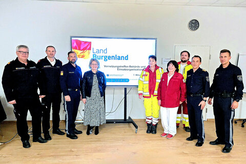 v.l.n.r. Bezirksfeuerwehrkommandant Anton Kandelsdorfer, Bezirksfeuerwehrreferent für Recht und Organisation Mag. Roland Koch, Bezirkspolizeikommandant Thomas Peck, Bezirkshauptfrau Mag.ª Ulrike Zschech, Stützpunktleiterin ASB Zurndorf Andrea Pitzal, Rotes Kreuz Bezirksstellenleiterin Dr. Gabriele Nabinger und David Huszar, Landespolizeidirektor-Stellvertreter Hofrat Mag. Christian Wukitsch und Bezirkspolizeikommandant-Stellvertreter Lukas Liedl
