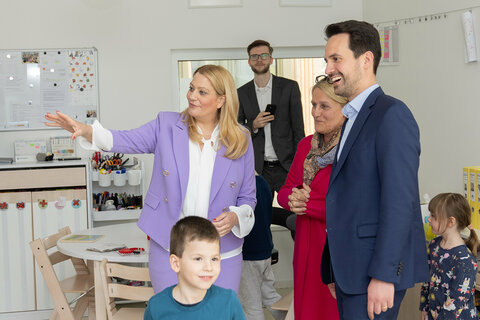 Landesrätin Daniela Winkler und Bildungsminister Christoph Wiederkehr besichtigten den Bildungscampus Siegendorf.