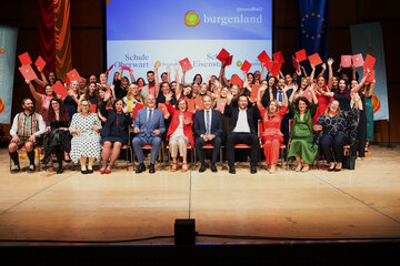 Gruppenfoto mit den Diplomantinnen und Diplomanten der Gesundheits- und Krankenpflegeschule Oberwart sowie Expositur Eisenstadt, Landesrat Dr. Leonhard Schneemann (7.v.l. sitzend)), Direktorin DGKP Gabriele Ehrenhöfer, MSc (6. v.l., sitzend), Landessanitätsdirektor des Landes Burgenland Dr. Klemens Lehner (4.v.r., sitzend), dem Kaufmännischen Geschäftsführer der Gesundheit Burgenland, Mag. Franz Öller, MBA, MPH (5.v.l., sitzend) sowie  Lehrerinnen und Lehrern.