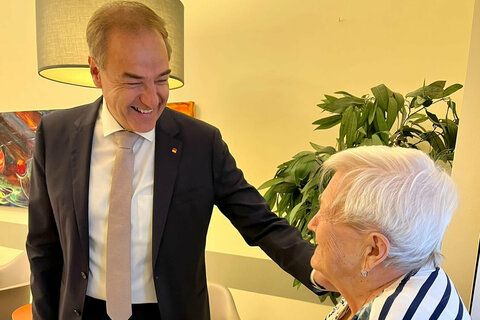 Soziallandesrat Dr. Leonhard Schneemann gratulierte Betreiber Franz Drescher mit einer von CERAMICO in Stoob handgefertigten Deko-Kachel im Haus in Raiding zum Jubiläum „30 Jahre Pflegezentren Drescher“.