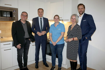 Soziallandesrat Dr. Leonhard Schneemann, BuP-Geschäftsführerin DGKP Susanne Ursli (2.v.r.) , MSc, Dr. Johannes Zsifkovits (r.), Geschäftsführer der Soziale Dienste Burgenland GmbH, Harald Böhm (l.), Patissier im Hotel Sonnenpark und in der Sonnentherme Lutzmannsburg und Cornelia Pusitz (3.v.l.), Teamleitung Stützpunkt Schattendorf, beim Rundgang durch die Räumlichkeiten des Pflegestützpunktes nach der feierlichen Eröffnung