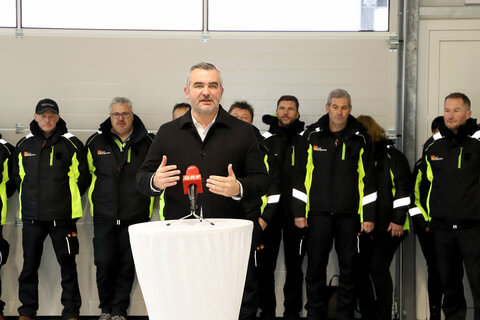 Landesrat Mag. Heinrich Dorner spricht bei der Eröffnung der Prüfhalle für Schwerverkehr in Nickelsdorf.