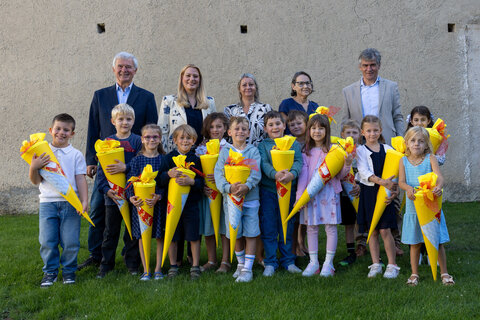 Bildungslandesrätin Daniela Winkler besuchte zum Schulstart die Volksschule Weiden und überreichte den Tafelklasslerinnen und Tafelklasslern Schultüten. Sie wünschte den Kindern einen erfolgreichen Start und viel Freude beim gemeinsamen Lernen.