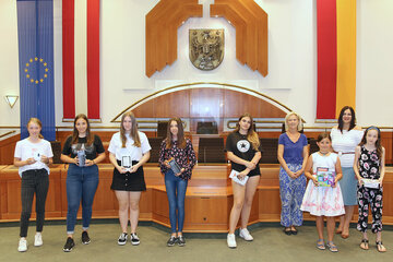 Landeshauptmannstellvertreterin Astrid Eisenkopf mit den Gewinnerinnen des Gewinnspiels zum „Girls Day digi 2020“. V.l.: Hannah Schwartz (BRG Mattersburg), Lena Fichtinger (NMS Mattersburg), Lisa Tiefenbacher (NMS Siegendorf), Marie Schuller (NMS Siegendorf), Ajna Alic (NMS Neufeld), Angela Fischer vom Referat Frauen, Antidiskriminierung und Gleichbehandlung, Elisa Nenadic (VS Wimpassing), LH-Stv.in Astrid Eisenkopf, Bader Stefanie für Anna Fülöp (sie konnte persönlich nicht anwesend sein), VS Eisenstadt.