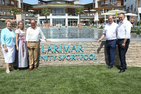 Landeshauptmann Hans Peter Doskozil (r.) mit Hotelier Johann Haberl (2.v.r.) und seiner Lebensgefährtin Daniela Lakosche (2.v.l.) und Landtagspräsidentin Verena Dunst (l.) sowie Stegersbachs Bürgermeister Heinz Peter Krammer (2.v.l.).　