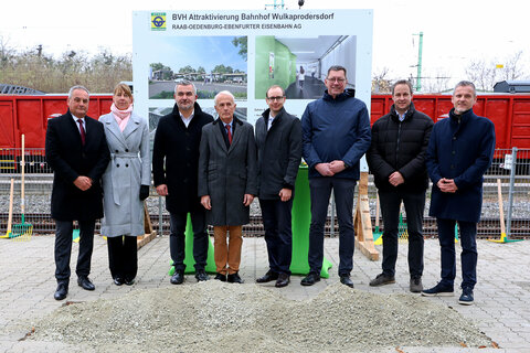 Szilárd Kövesdi, Generaldirektor der Raaberbahn, Katalin Riba, Generaldirektor-Stellvertreterin der Raaberbahn, Verkehrslandesrat Heinrich Dorner, János Perényi, Vorstandsvorsitzender der Raaberbahn, Ulrich Flamm,  Infrastrukturexperte im Klimaschutzministerium, Bürgermeister Fritz Zarits (Wulkaprodersdorf), Bürgermeister Frank Wiemer (Antau) und Vizebürgermeister Rene Pint (Wulkaprodersdorf)