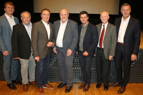 SPÖ-Landesrat Christian Illedits (3.v.r.), Landtagsabgeordneter Bernhard Hirczy (ÖVP), 2. Landtagspräsident Rudolf Strommer, Helmut Bieler (Präsident des Burgenländischen SPÖ-Pensionistenverbandes), Vortragender Dr. Horst Kallich, Kurt Korbatits (Obmann des Seniorenbundes Burgenland) und Landtagsabgeordneter Ewald Schnecker (SPÖ) (v.l.).