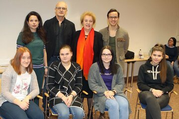 Landtagspräsidentin Verena Dunst (2.v.r. hinten), Schulqualitätsmanager Erwin Deutsch (2.v.l. stehend), DDr.in Barbara Glück (hinten links) und Schuladministrator Joachim Steiner (hinten rechts, in Vertretung von Direktor Chris Wagner) mit Schülerinnen der vierten Klasse der BHAK Stegersbach.