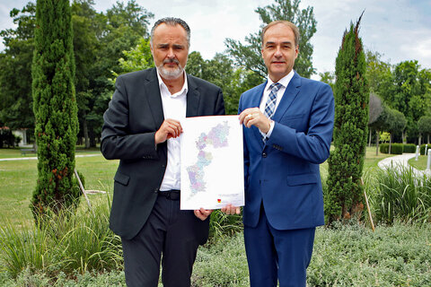 Landeshauptmann Mag. Hans Peter Doskozil und Landesrat Dr. Leonhard Schneemann (v.l.) präsentierten die neuen 71 Pflegestützpunkte.