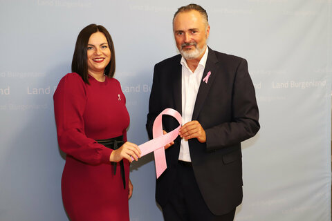 Landeshauptmannstellvertreterin Astrid Eisenkopf und Landeshauptmann Hans Peter Doskozil zeigen sich durch das Tragen der Pink Ribbon-Schleife solidarisch mit BrustkrebspatientInnen.