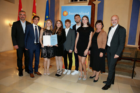 Landesrat Heinrich Dorner mit Mag. Lukas Pallitsch (2.v.l.), Lea Pinter (3.v.l.) und weiteren Schülerinnen und Schülern mit Schulleiterin Andrea Berger-Gruber (2.v.r.) und Bildungsdirektor Heinz Josef Zitz