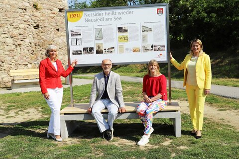 Bürgermeisterin Elisabeth Böhm, Stadtarchivar Sepp Gmasz, Vera Rittsteuer und Bildungslandesrätin Daniela Winkler (v.l.) bei der Wanderausstellung.