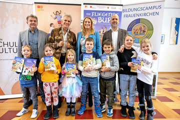 Kinderbuchautor Thomas Brezina las vor Kindern der Volksschule Frauenkirchen und des Kindergartens Rust aus seinem Buch „Die fliegende Burg“ Bild 1: LRin Daniela Winkler mit Thomas Brezina, Bgm. Hannes Schmid (1.v.r.), Schulleiter Norbert Kappel (1.v.l.) und Kindern der VS Frauenkirchen