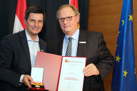 Sportlandesrat Christian Illedits bei der Übergabe der Auszeichnungen