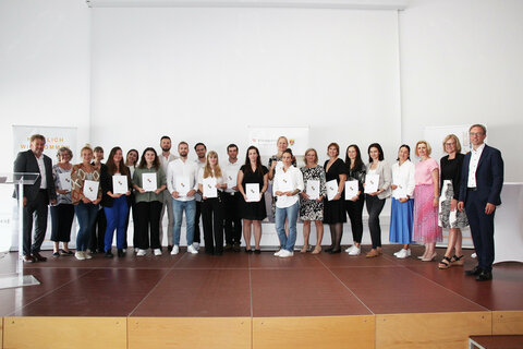 Bildungsdirektor Alfred Lehner (links im Bild) übergab Lehrkräften aus dem Bezirk Güssing ihre Anstellungsverträge.