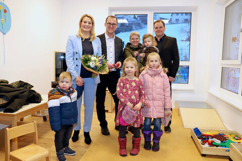 In der neueröffneten Kinderkrippe in Sieggraben - v.l.: LRin Mag.a (FH) Daniela Winkler, Bgm. Ing. Andreas Gradwohl, Kindergartenleiterin Elisabeth Karner, Johannes Heiszler, PEB, mit Kindern