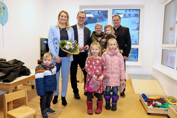 In der neueröffneten Kinderkrippe in Sieggraben - v.l.: LRin Mag.a (FH) Daniela Winkler, Bgm. Ing. Andreas Gradwohl, Kindergartenleiterin Elisabeth Karner, Johannes Heiszler, PEB, mit Kindern