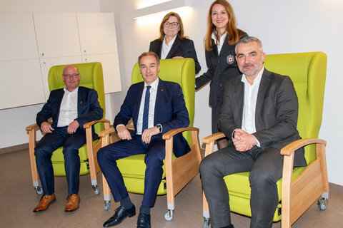 Landesrat Dr. Leonhard Schneemann, Landesrat Mag. Heinrich Dorner, WHRin Mag.a Sonja Windisch, Vizepräsidentin Rotes Kreuz Burgenland, Mag.a Tanja König, Geschäftsführerin Rotes Kreuz Burgenland, und Kobersdorfs Bürgermeister Andreas Tremmel im neuen Pflegestützpunkt Koberdorf.