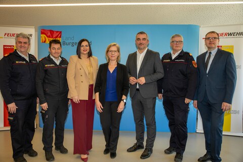LBDS Martin Reidl, Landesfeuerwehrkommandant-Stellvertreter, LBDS Harald Nakovich, Landesfeuerwehrkommandant-Stellvertreter, LH-Stv.in Mag.a Astrid Eisenkopf, BMin Leonore Gewessler, BA, LR Mag. Heinrich Dorner, OBR Anton Kandelsdorfer, Kommandant BFKDO Neusiedl am See, und Mag. Dr. Thomas Zechmeister, Leiter Biologische Station Illmitz