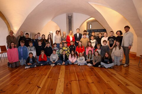 Im Rahmen der Friedenswochen auf der Burg Schlaining besuchte Bildungslandesrätin Daniela Winkler die Schülerinnen und Schüler der Volksschule und Mittelschule Pamhagen sowie der Volksschule Wallern.